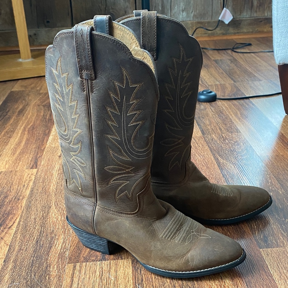 Ariat Heritage R Toe Western Boot  11” high brown distressed Sz 8W?  EUC